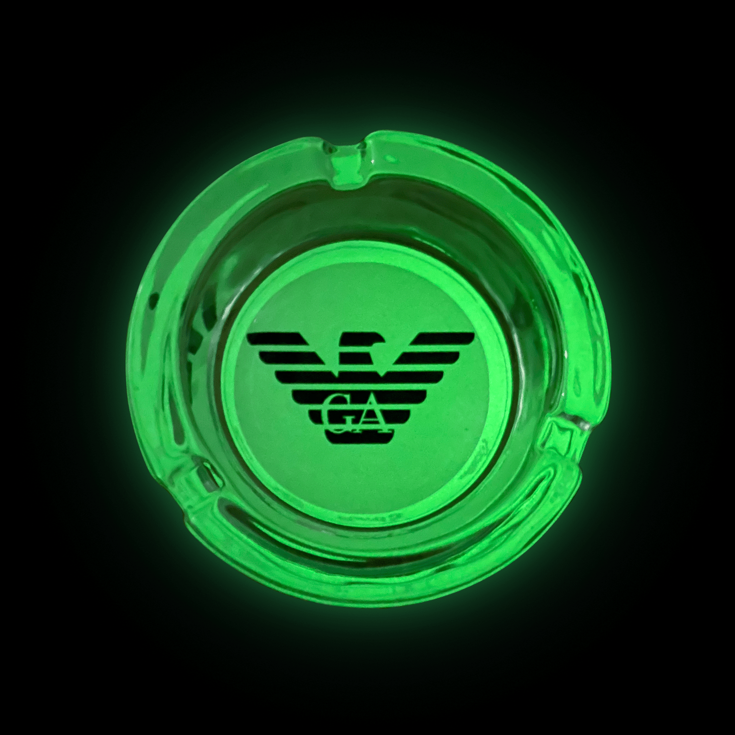 Ein im Dunkeln leuchtender LuminAsh-Glasaschenbecher mit Logo